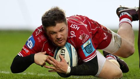 Steff Evans scores his second try against Sharks