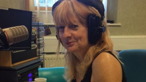 Helen Scutt yn y stiwdio radio