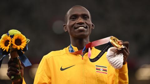 Joshua Cheptegei with his Tokyo Olympic gold