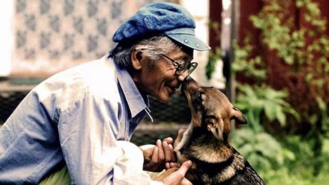 A dog kisses Masanori Hata on the nose in this photo on his Instagram page.