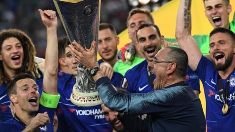 Maurizio Sarri and Chelsea players with the Europa League trophy