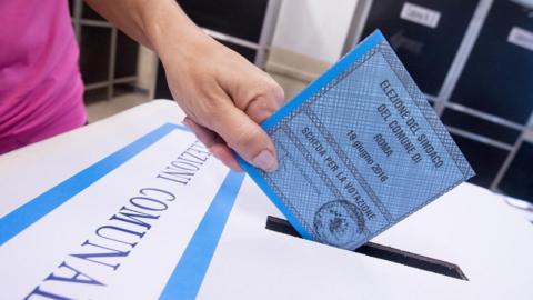 Person casting vote in Rome mayoral election