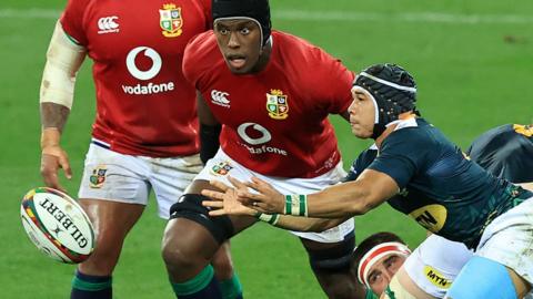 Maro Itoje defending a ruck