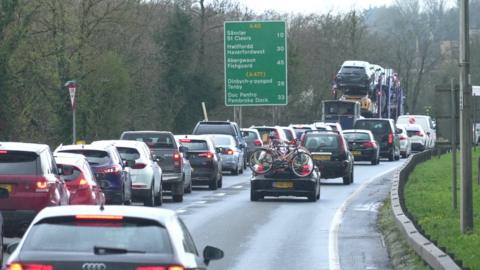 Queuing traffic on the A40