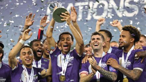Tyler Adams holds up the Concacaf Nations League trophy