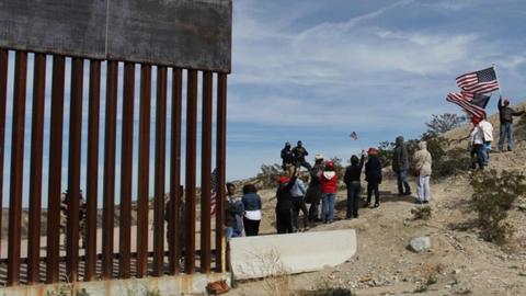 Supporters of the U.S. Republican Party make a human wall to demonstrate in favour of the construction of the border wall