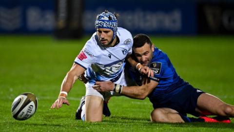 Matthew Morgan is tackled by Leinster's Dave Kearney
