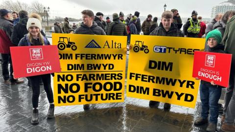 Protest y tu allan i'r Senedd ym Mae Caerdydd