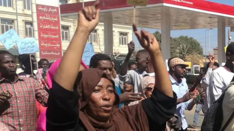 Sudanese demonstrators gather in Khartoum's twin city Omdurman on January 20, 2019,