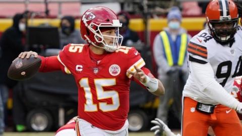 Patrick Mahomes prepares to throw a pass against the Cleveland Browns