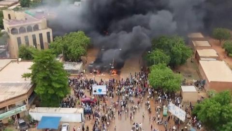 Buildings and cars ablaze in Niamey