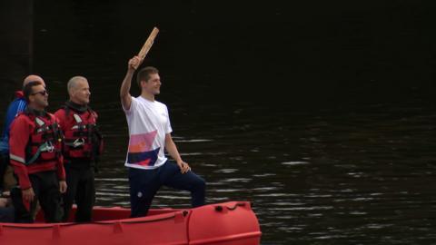 Duncan Scott le baton an Rìgh