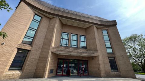 Llys Ynadon Caerdydd