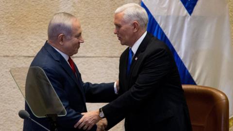 Israeli Prime Minister Benjamin Netanyahu shakes hands with US Vice-President Mike Pence in Jerusalem (22 January 2018)