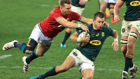 Dan Biggar tackles Handre Pollard