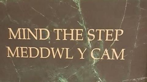 Mind the step/Meddwl y cam