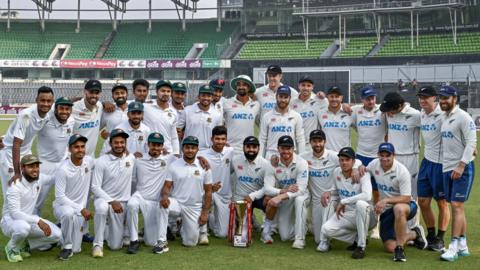 The Bangladesh and New Zealand teams with the Test series trophy after the series was shared
