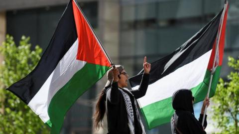 Palestinian supporters holding Palestinian flags (09/05/24)