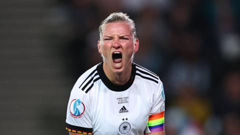 Alexandra Popp celebrates