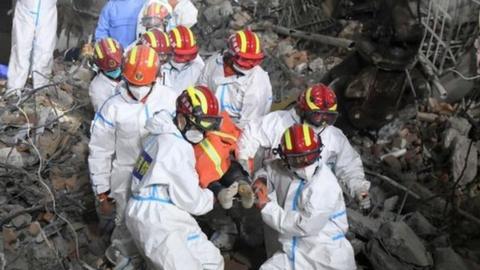 Chinese rescuers with the 10th survivor