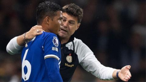 Chelsea manager Mauricio Pochettino talks to Thiago Silva