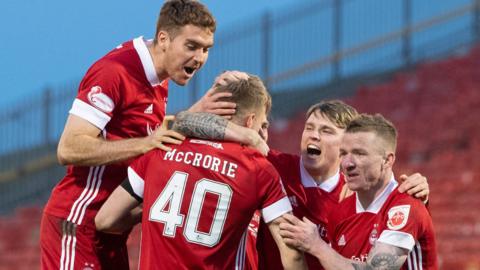 Aberdeen celebrate winning penalty