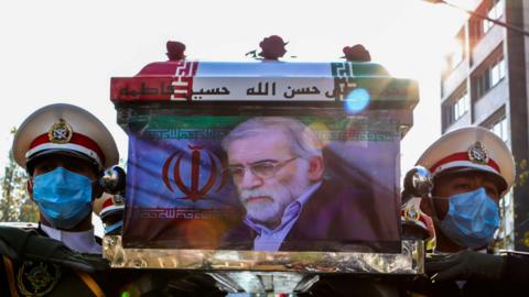 Iranian troops hold Mohsen Fakhrizadeh's coffin at a funeral ceremony in Tehran (30 November 2020)