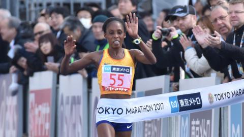 Sarah Chepchirchir wins the Tokyo Marathon in 2017