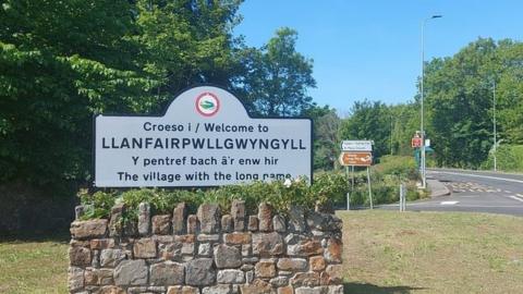 Arwydd Llanfair PG