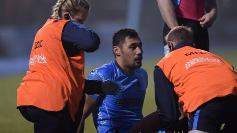 Melani Nanai getting treatment after hurting his knee against Saracens