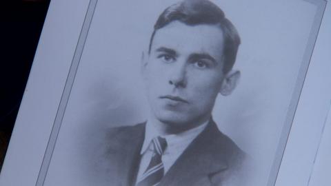 A blue plaque to honour a World War Two codebreaker has been unveiled. John Herivel, from Belfast, played a key role in efforts to decrypt Germany's Enigma codes.