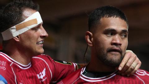 Aaron Shingler (L) celebrates Vaea Fifita's try