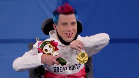 David Smith celebrates with his medal