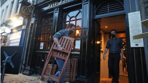 pub closing in edinburgh