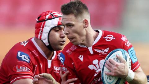 Sione Kalamafoni moves in to support Liam Williams