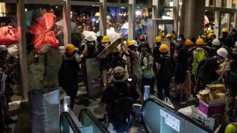 Protesters break into the government headquarters in Hong Kong. Photo: 1 July 2019