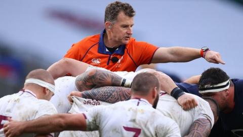 Nigel Owens yn dyfarnu yn y gem rhwng Lloegr a Georgia yn Nhachwedd 2020