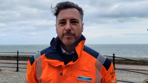 Describe in some detail what's shown in the pic. Add copyright and whether we can syndicate.