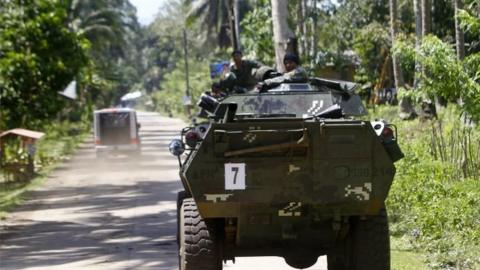 Filipino soldiers in a military tank transit at a road on the outskirts of Jolo, Sulu Island, southern Philippines, 27 April 2016. The Armed Forces of the Philippines (AFP) and the Philippine National Police (PNP) vowed to "neutralize" Abu Sayyaf terrorists after the beheading of a Canadian hostage, who was kidnapped from a resort in the southern Philippines along with three others in September.