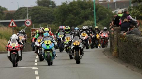 Mass start at the Southern 100 races