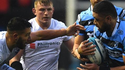 Rhys Webb (L) moves in to tackle Taulupe Faletau( R) under the gaze of Jac Morgan