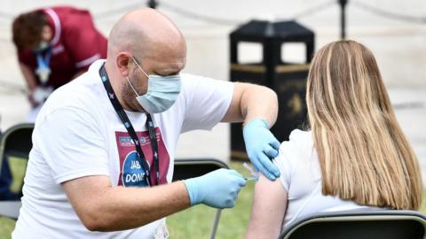 Man vaccinating woman at Belfast City Hall