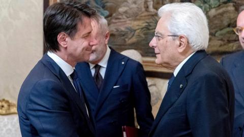 Giuseppe Conte (L) shaking hands with Italy's President Sergio Mattarella in Rome. 31 May 2018