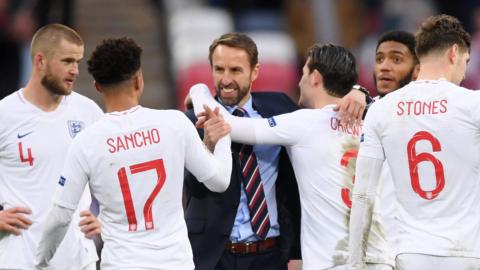 Gareth Southgate (centre) celebrates with England players