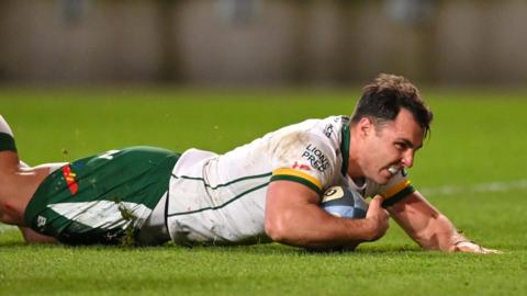 Nick Phipps dives in to score for London Irish