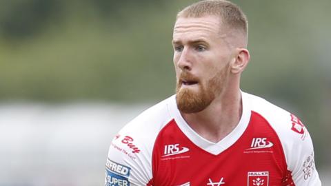 Rowan Milnes weighs up his passing options as he looks to make a move for Hull KR