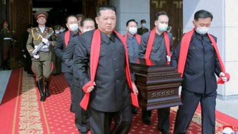 Kim Jong-un carries coffin of Hyon Chol Hae