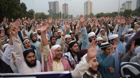 Protesters outside Pakistan Supreme Court