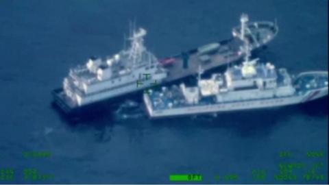 Aerial view of a Chinese militia vessel bumping into a Philippine coast guard ship