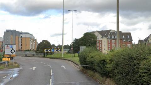 Dual carriageway approaching a roundabout